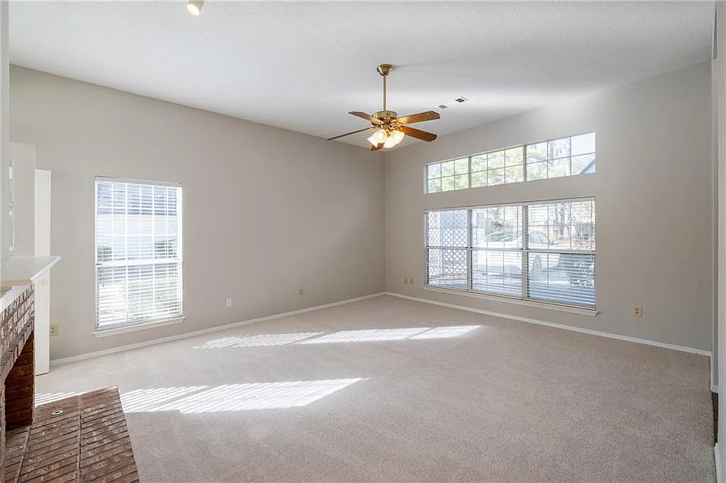 3 bed, 2.5 bath, 2718 sqft, $2,950 — Photo 4