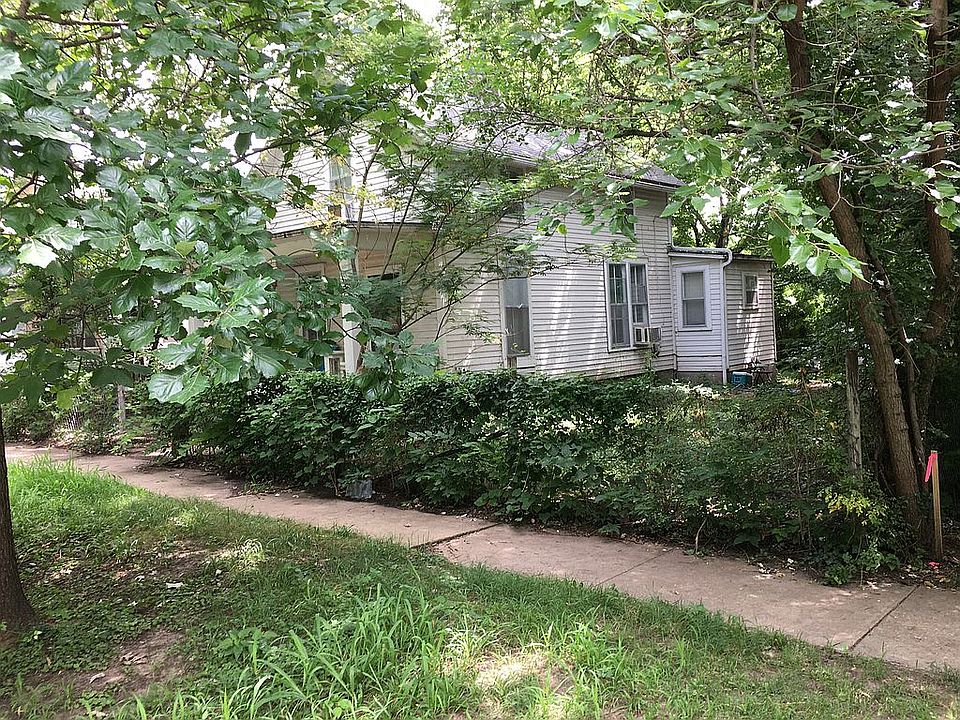 736 Conn St in summer