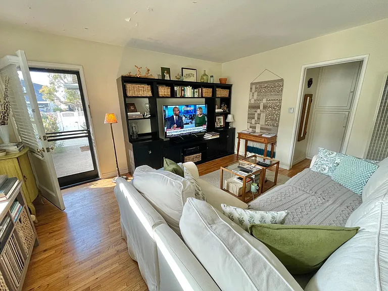 1304 Bonnie Brae St — Photo 2