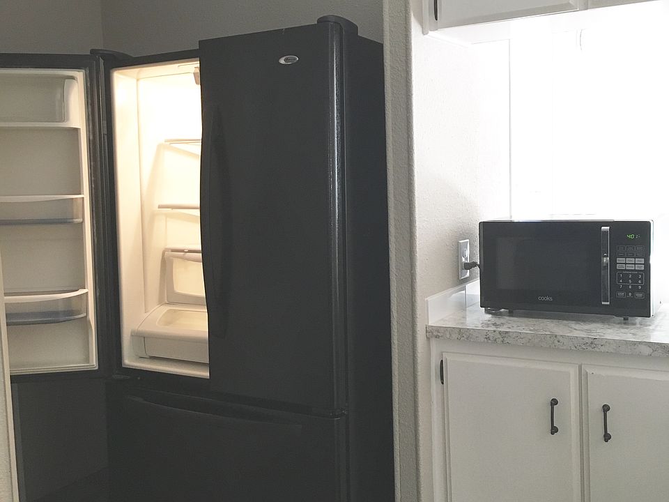 Fridge and Microwave will stay for tenants use