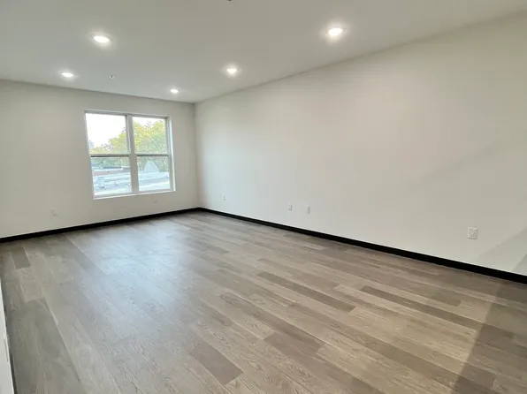 138 Mallory Avenue image 3 of 10