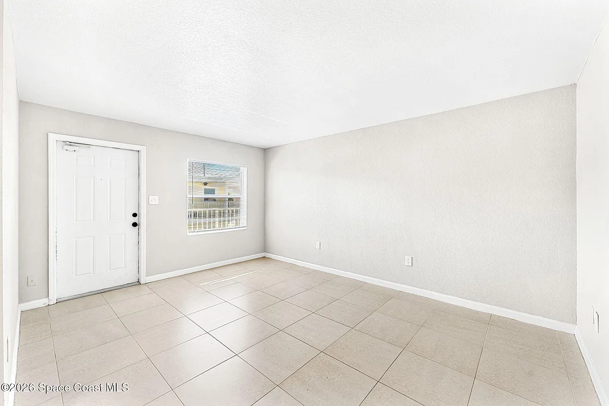 Building Photo - 130 Roosevelt Ave #204