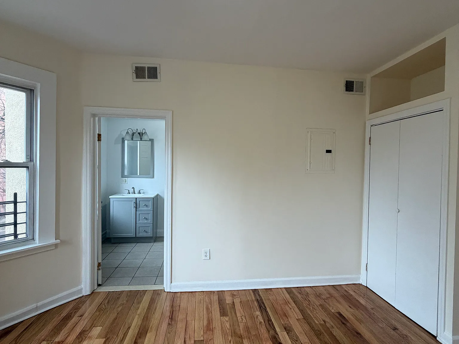 3 bed, $2,400 — Photo 4