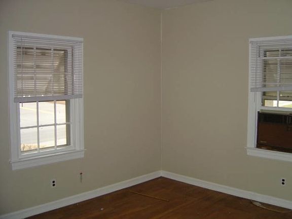 3rd image of 1324 E Cone Blvd