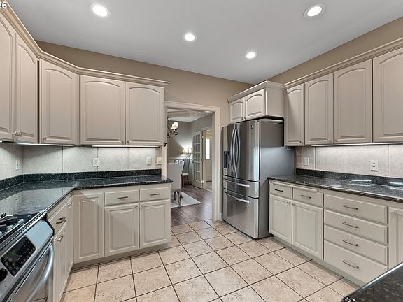 4th image of 2402 NW Canterbury Dr