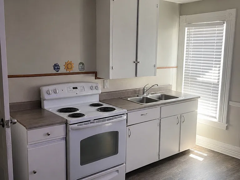 1027 Hughes St #2 — Photo 3