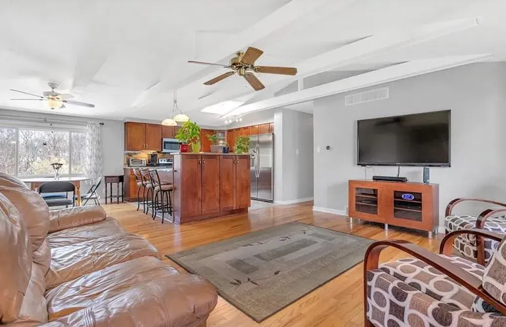 3 bed, 2.5 bath, 1260 sqft, $2,350 — Photo 3
