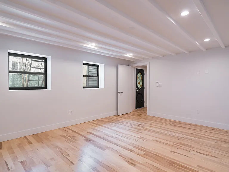 31 Orient Ave #PARLOR — Photo 11