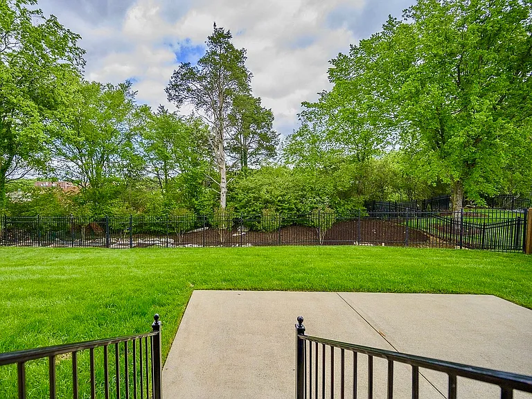 2256 Westwood Dr — Photo 28