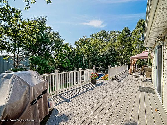 3rd image of 1064 Irving Pl