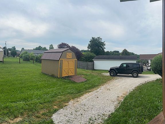 Driveway/parking area