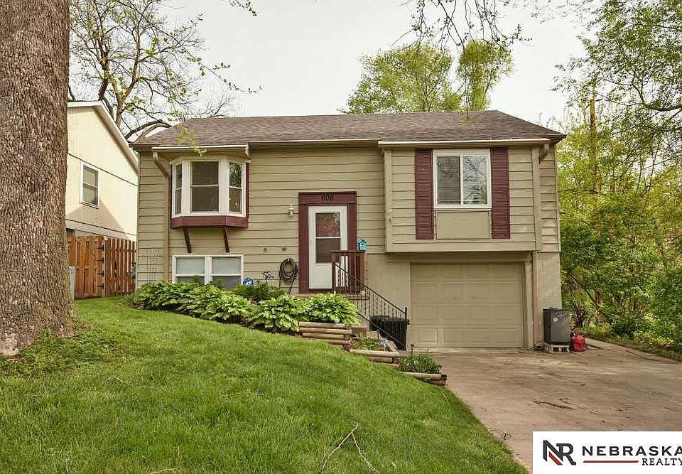 1st image of 608 W 29th Ave