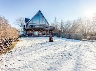 1907 Riverside Dr, Port Huron, MI 48060