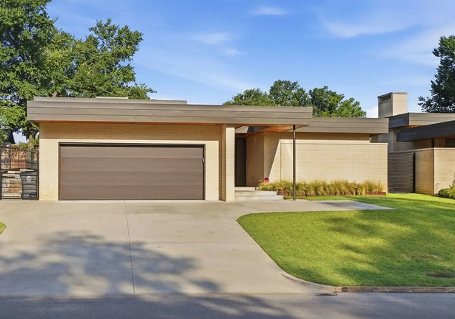 Experience contemporary luxury in this exceptional custom-built Midtown Tulsa residence, where so... — Photo 1