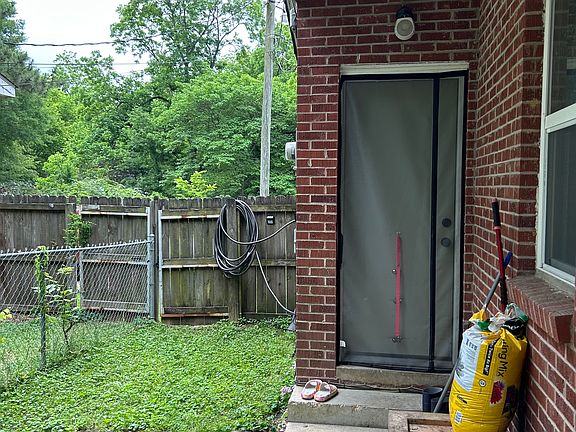 4th image of 401 Evergreen St