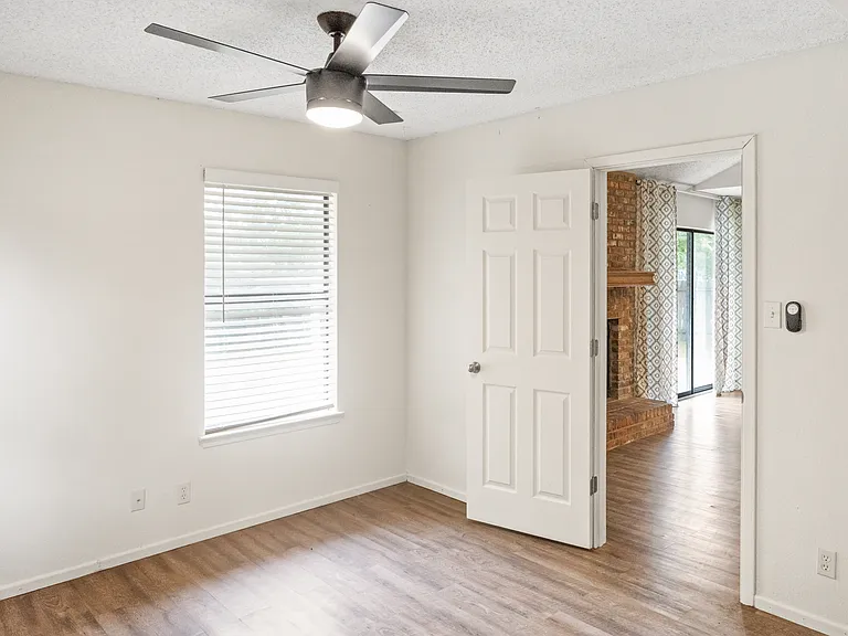 1203 Yorkshire Ln — Photo 8