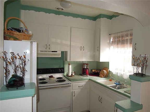 3rd image of 3915 1st St NE