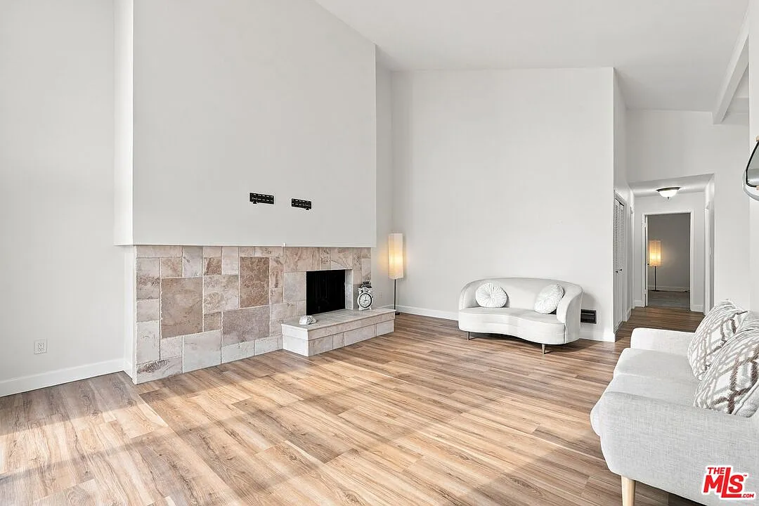 2 bed, 2.0 bath, 1142 sqft, $4,300 — Photo 3
