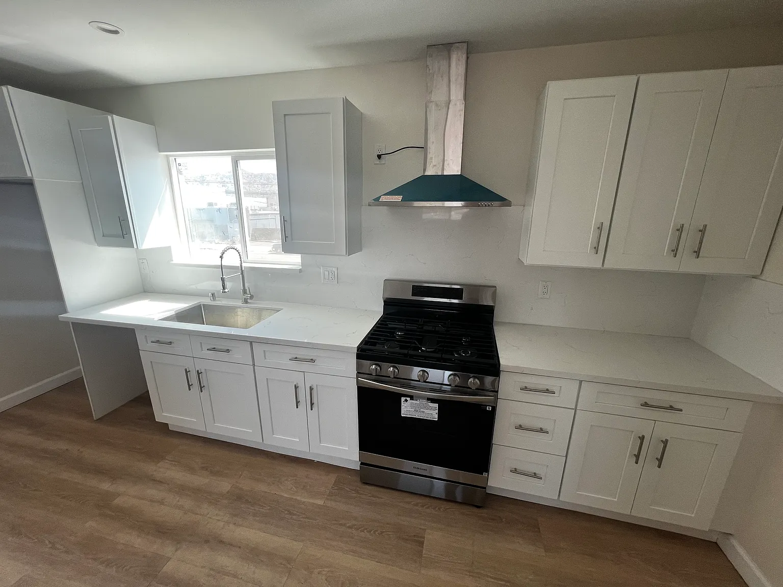 3 bed, 1100 sqft, $3,500 — Photo 2