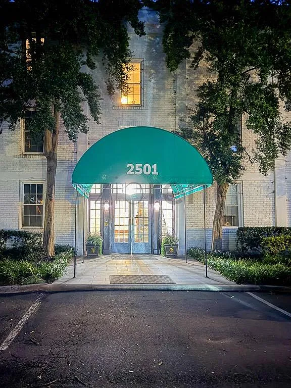 2 bed, 829 sqft, $2,200 — Photo 1