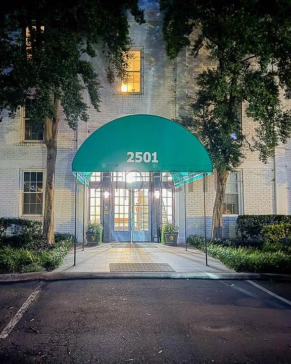 2501 Roswell Ave #102