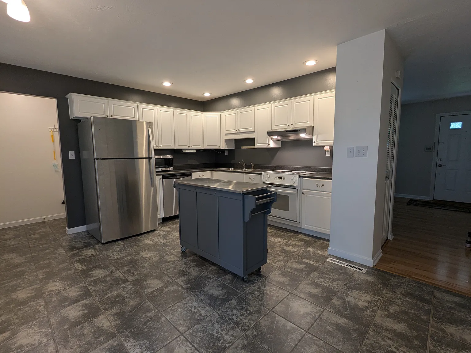 3 bed, 1053 sqft, $2,000 — Photo 3
