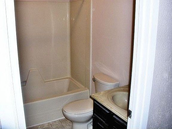 4th image of 627 W C St APT 4