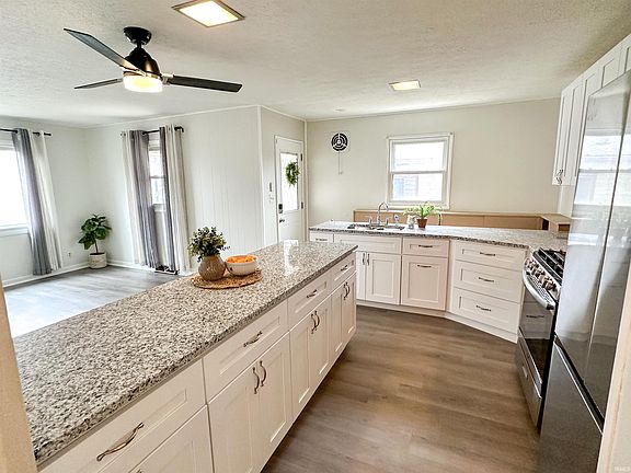 4th image of 1615 Logan Ave