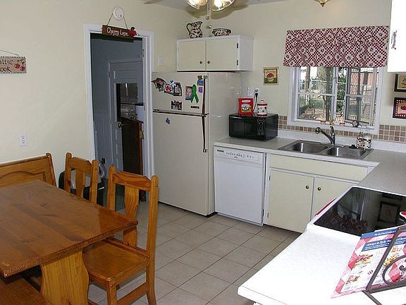 Eat In Kitchen View 1