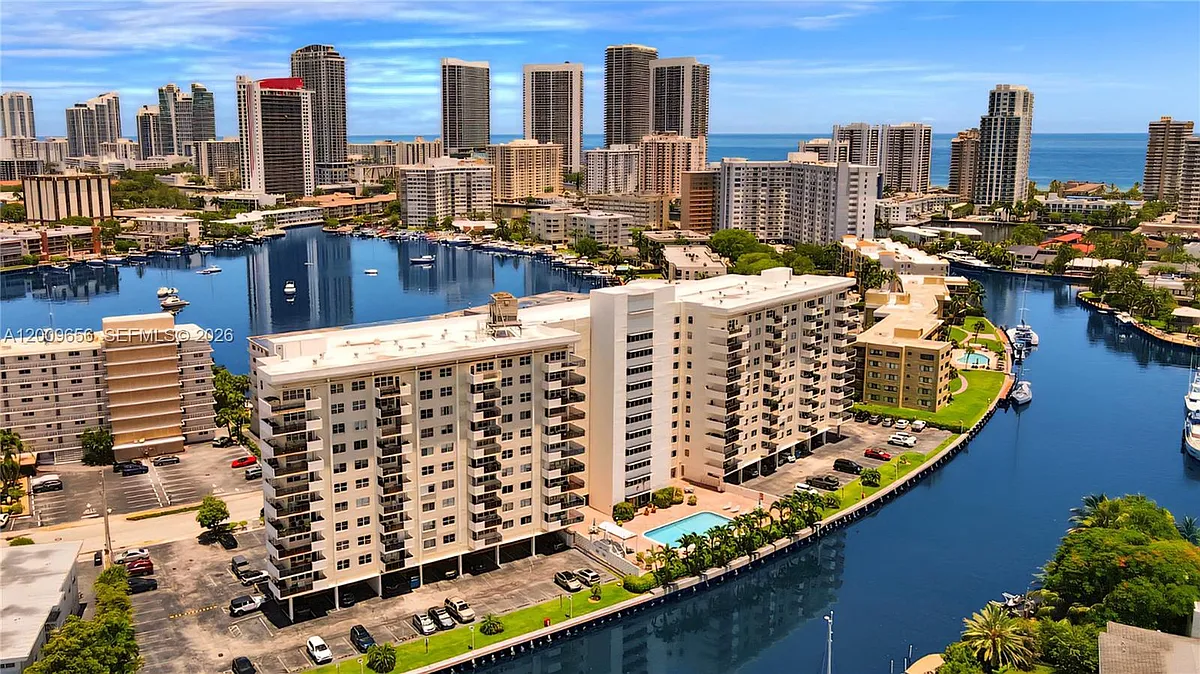 Building Photo - 401 Golden Isles Dr #307