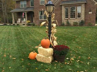 13970 Forest Ridge Cir, South Lyon, MI 48178