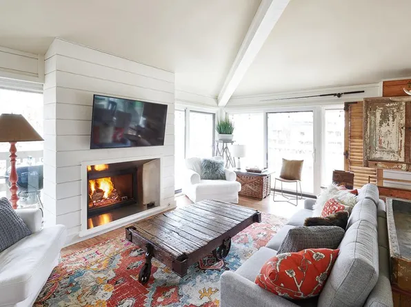303 Deerpath EAST East #D, Fontana, WI 53125