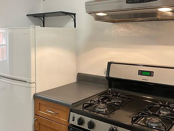 2nd image of 670 Jackson St #11
