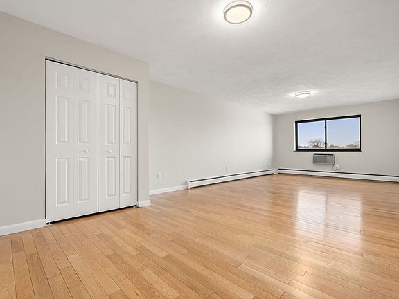 3rd image of 35 Glencoe St APT 43