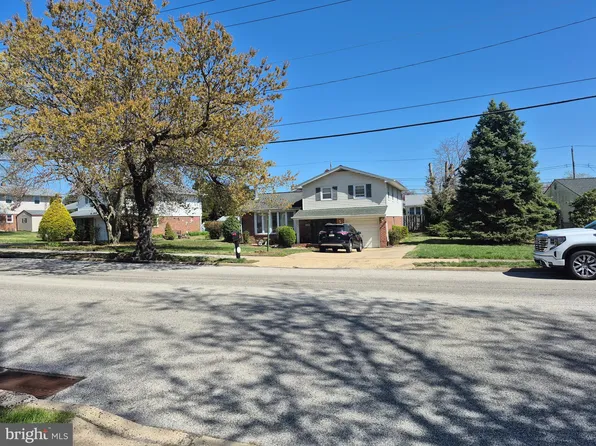 9209 Pine Rd, Philadelphia, PA 19115