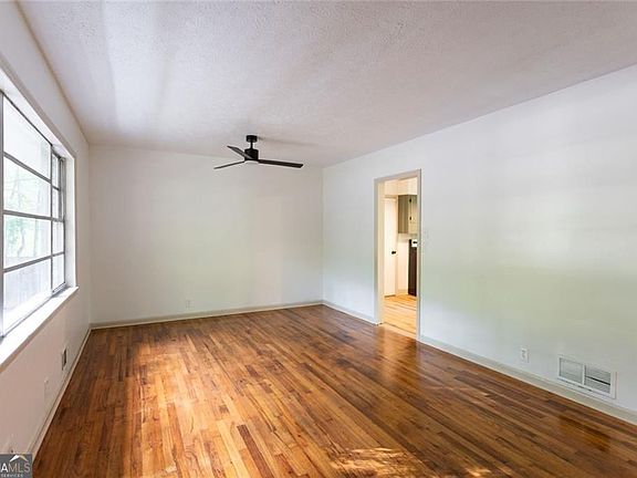 4th image of 1431 S Broad St