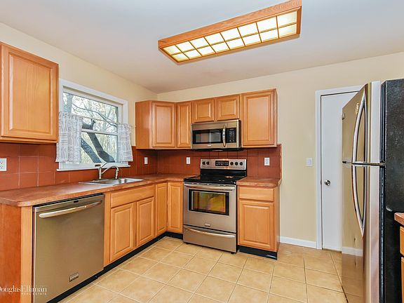3rd image of 62 Elizabeth Dr