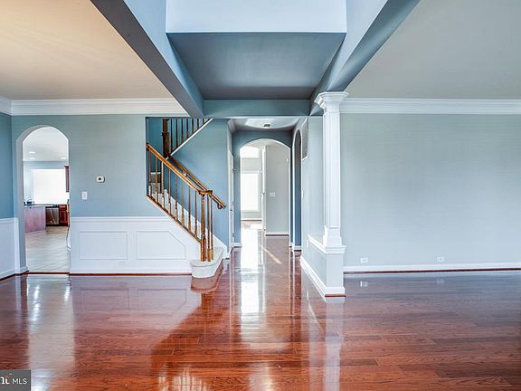 Foyer entrance dinning and living room