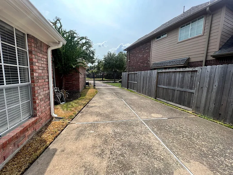 1718 Berkoff Dr — Photo 40