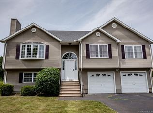 3 Fieldview Ln, Hamden, CT 06514