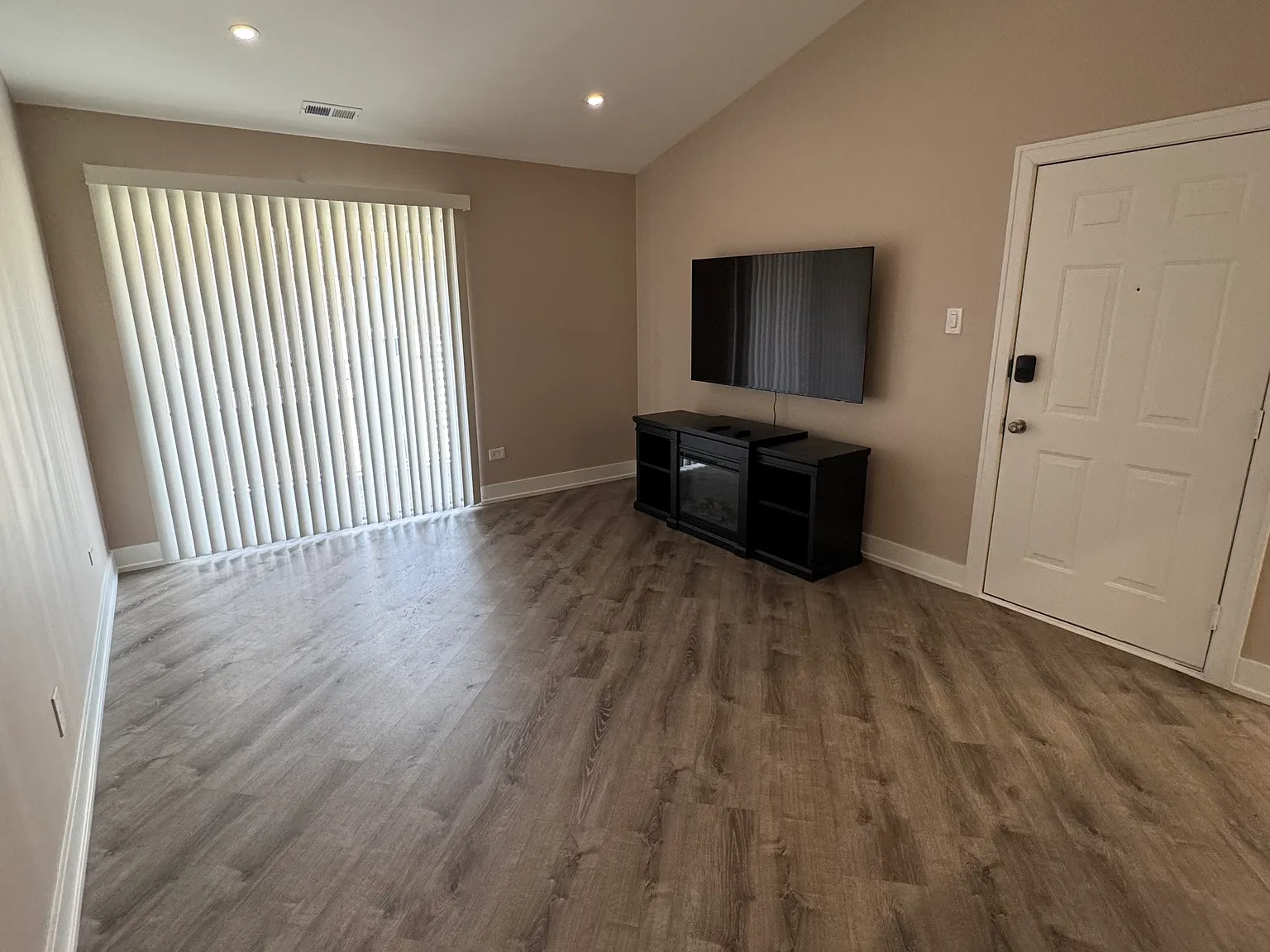1 bed, 700 sqft, $2,000 — Photo 3