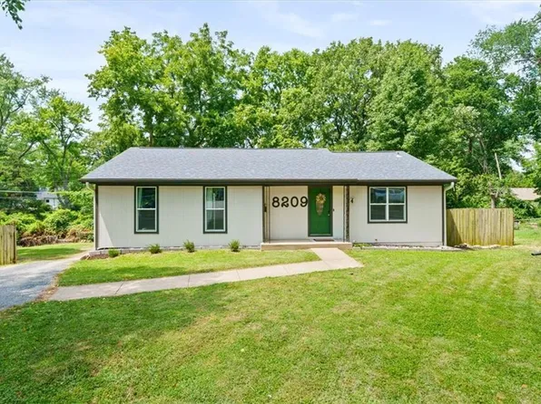 8209 W 56th Ter, Overland Park, KS 66202