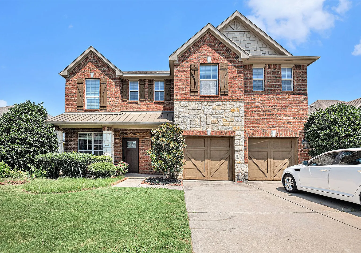 Discover this charming 3-bedroom, 2.5-bathroom two-story home in Euless, TX, perfect for families. — Photo 1