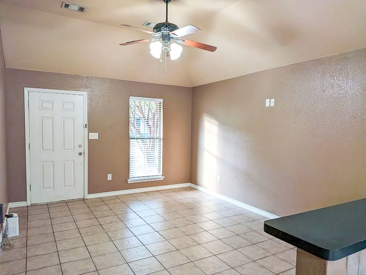 3/2 with a bonus room 5715 Springfield Circle S, Lumberton 77657 — Photo 2