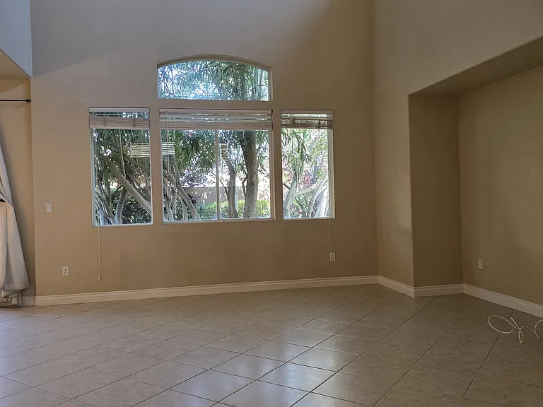 550 Artola St — Photo 11