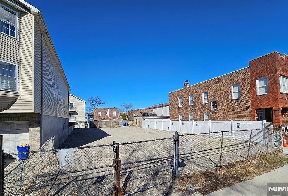 1st image of 716 N 6th St