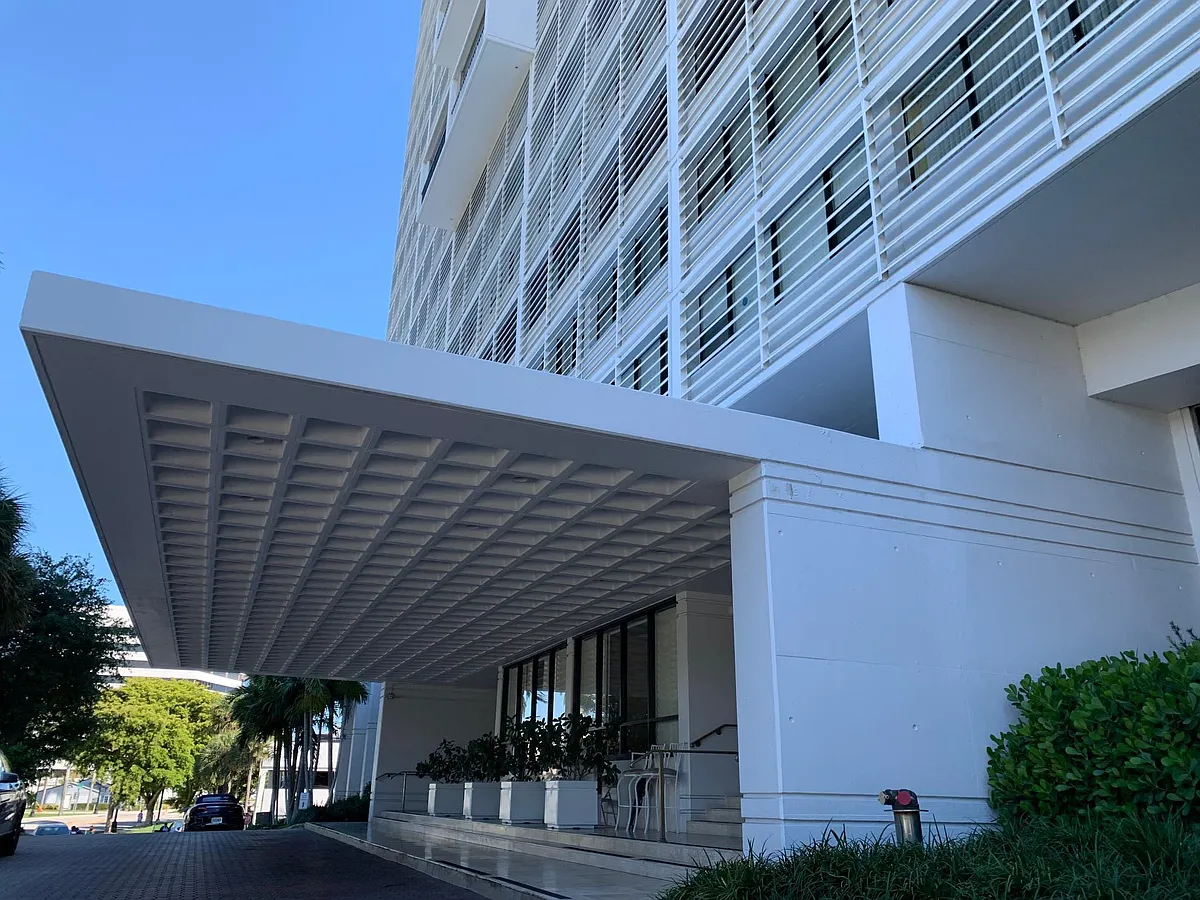 Front entrance offering valet parking - 400 N Flagler Dr #1003