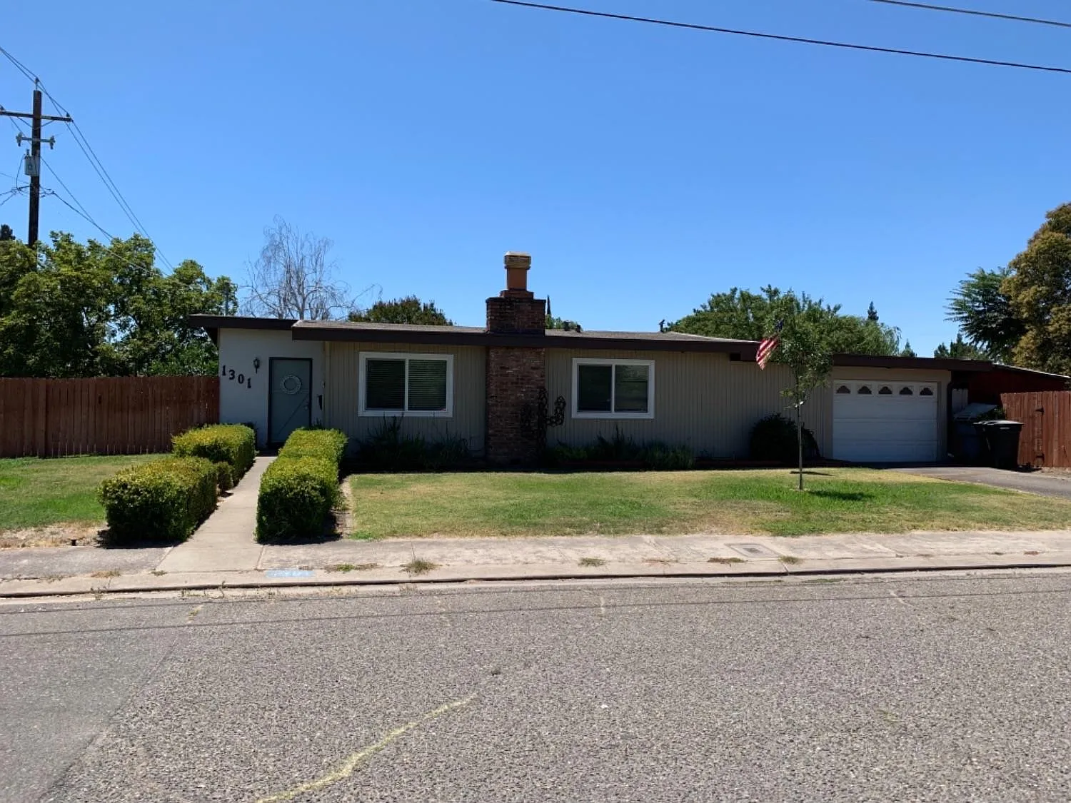 1301 Pleasanton Pl photo 1