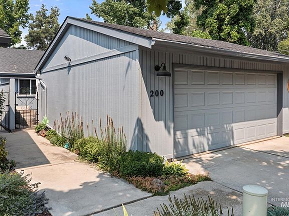 3rd image of 200 W Redfish Ln