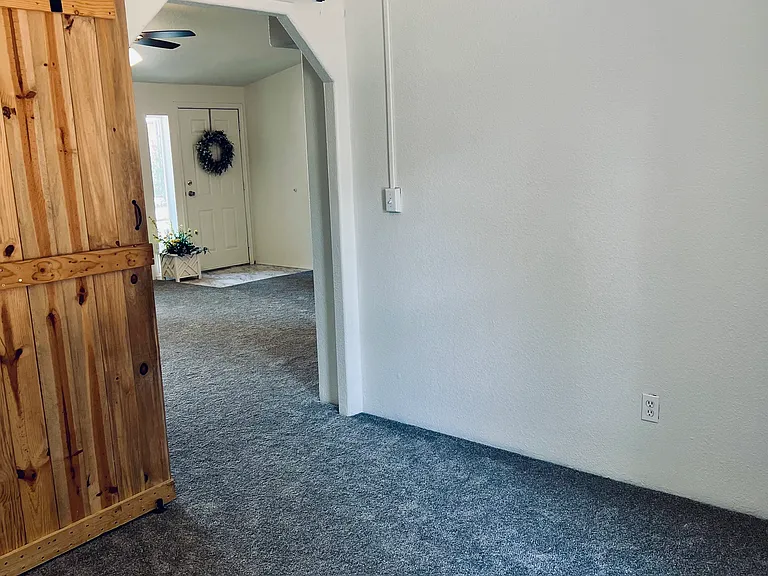1602 N Hoover Dr — Photo 6